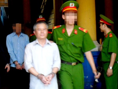 Nỗi lòng người cha dùng 'bom xăng' đốt gia đình con Bước chân nặng trĩu của bị cáo Chấn sau phiên tòa