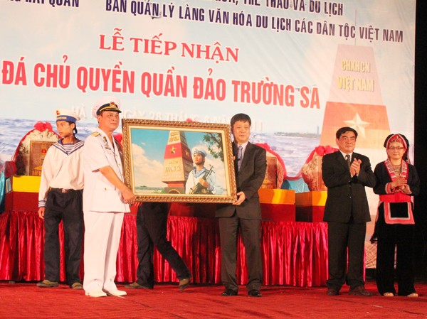 Tiếp nhận đá chủ quyền quần đảo Trường Sa Đại diện Làng Văn hóa - Du lịch các dân tộc Việt Nam tiếp nhận đá chủ quyền