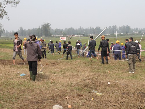 Hàng trăm người xô xát công an, cản trở thi công Hàng trăm người xô xát công an, cản trở thi công