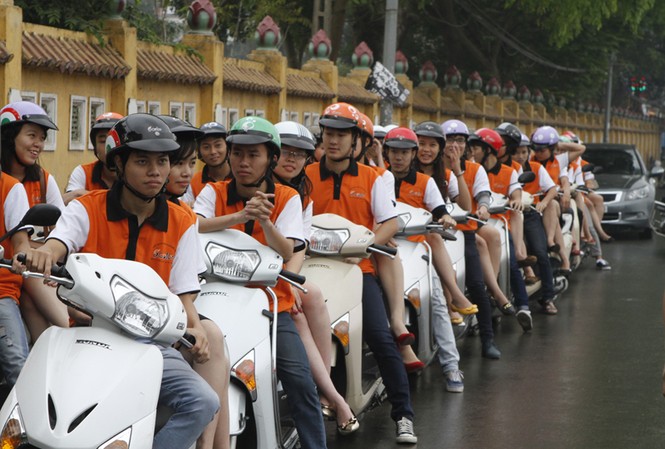 Cổ động chiến dịch đổi lấy mũ bảo hiểm đạt chuẩn Cổ động chiến dịch đổi lấy mũ bảo hiểm đạt chuẩn