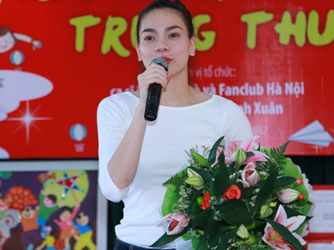 Hà Hồ và trẻ em da cam Hà Hồ và trẻ em da cam
