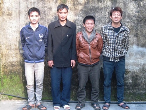 Khởi tố con bạc dùng gạch đánh công an Khởi tố con bạc dùng gạch đánh công an