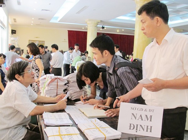 Khối C 'tuyệt chủng'? Sở GD&ĐT bàn giao hồ sơ cho các trường ĐH ngày 10-5-2012 Ảnh : Hồ Thu