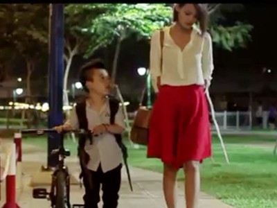 Video chuyện tình lãng mạn của chàng 1m26 và nàng 1m75 Video chuyện tình lãng mạn của chàng 1m26 và nàng 1m75