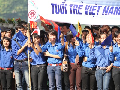Hiểu giới trẻ qua nhiều kênh Thanh niên tình nguyện trong một sự kiện của Đại lễ 1.000 năm Thăng Long, Hà Nội. Ảnh : Xuân Phú