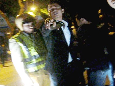 "Thiếu gia" hành hung nữ phóng viên đang tác nghiệp