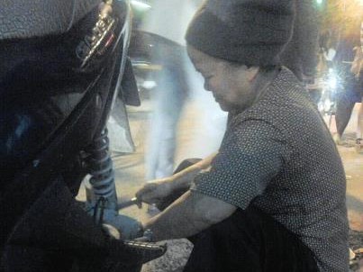 Hai bà cháu vá xe giữa Thủ đô Hai bà cháu vá xe giữa Thủ đô