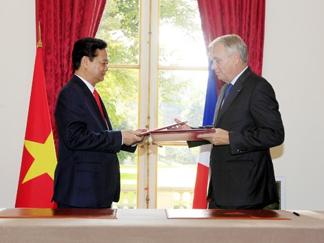 Việt Nam - Pháp: Nâng cấp quan hệ lên đối tác chiến lược Việt Nam - Pháp: Nâng cấp quan hệ lên đối tác chiến lược