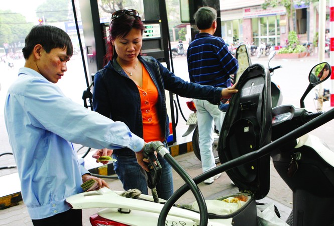 Lỗi do cơ chế điều hành Theo TS Long, DN xăng dầu có thể chủ động xin giảm giá Ảnh: Hồng Vĩnh