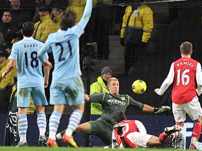 Silva đưa Man City trở lại ngôi đầu Silva đưa Man City trở lại ngôi đầu