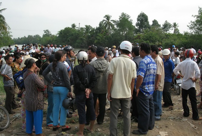 Trượt chân xuống sông, hai học sinh chết đuối Hàng trăm người dân hiếu kỳ vẫn chen chân nhau vây quanh thi thể em Duy vừa vớt được.