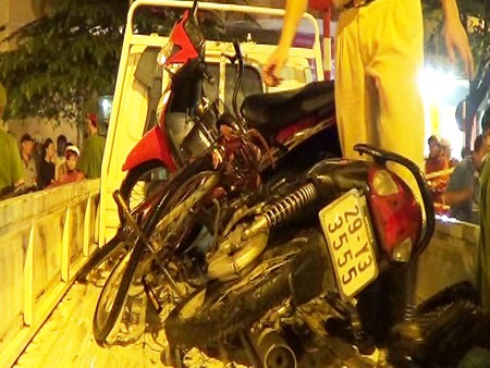 Ô tô mất lái gây tai nạn giữa ngã tư, 6 người thương vong Ô tô mất lái gây tai nạn giữa ngã tư, 6 người thương vong