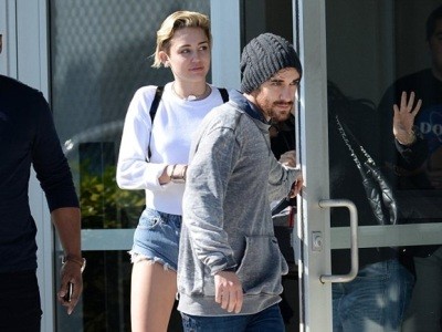 Miley Cyrus bị tố qua đêm cùng sao ‘Chạng vạng’ Miley Cyrus bị tố qua đêm cùng sao ‘Chạng vạng’