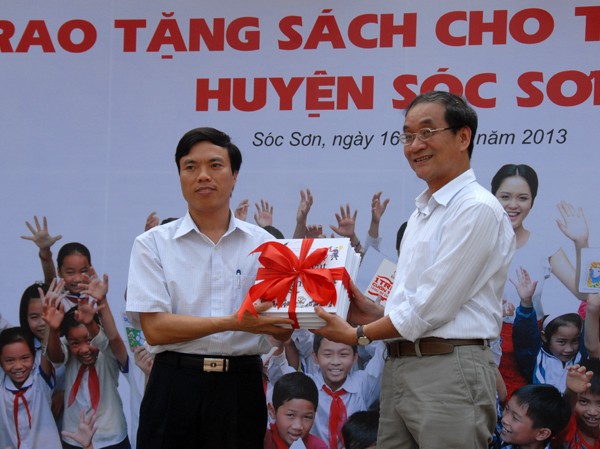 Tặng 7.000 cuốn sách cho trẻ em nghèo Tặng 7.000 cuốn sách cho trẻ em nghèo