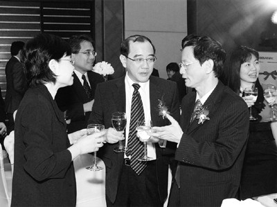 Ngân hàng bán lẻ hàng đầu Chủ tịch ABBANK Vũ Văn Tiền (ngoài cùng bên phải) cùng TGĐ ABBANK Trần Thanh Hoa trò chuyện cùng ông Chan Kin Choy, Giám đốc Maybank tại Việt Nam