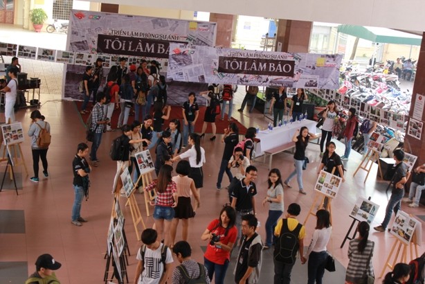 Sinh viên triển lãm ảnh ‘Tôi làm báo’ Sinh viên triển lãm ảnh ‘Tôi làm báo’