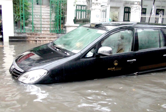 Hà Nội: Phố biến thành sông Chiếc xe này bị rơi xuống trúng miệng hố ga