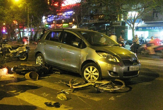 Hàng chục người khiêng ô tô cứu cô gái mắc kẹt Hàng chục người khiêng ô tô cứu cô gái mắc kẹt