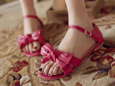Chân thon 'ôm lấy' sandal càng xinh Chân thon 'ôm lấy' sandal càng xinh