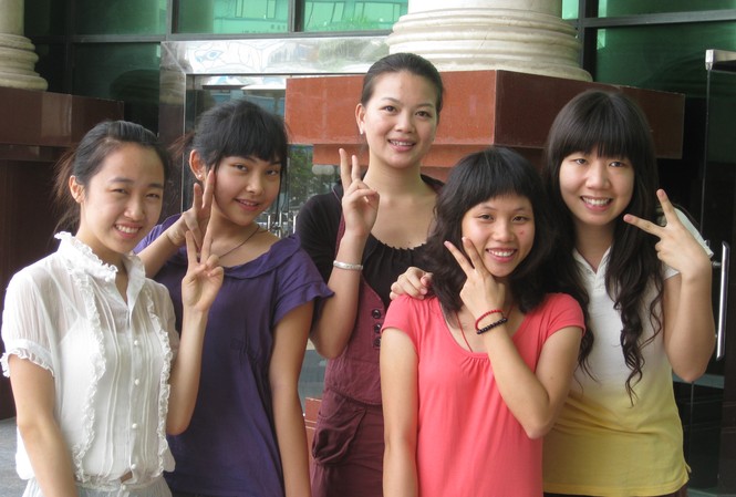 Thế giới hát về Người Nhóm nữ sinh Trung Quốc tạo dáng sau khi tập luyện xong bài hát Viếng lăng Bác