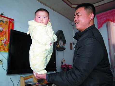 Bé 4 tháng tuổi 'diễn xiếc' trên tay bố Bé 4 tháng tuổi 'diễn xiếc' trên tay bố