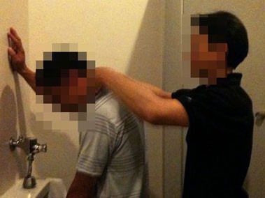 Massage nam trong…nhà vệ sinh Massage nam trong…nhà vệ sinh
