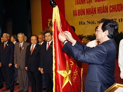 Sớm ban hành quy định xử phạt kinh doanh vàng, ngoại tệ trái phép Thủ tướng Nguyễn Tấn Dũng gắn Huân chương Hồ Chí Minh lên lá cờ truyền thống của Ngân hàng Nhà nước Việt Nam Ảnh: TTXVN