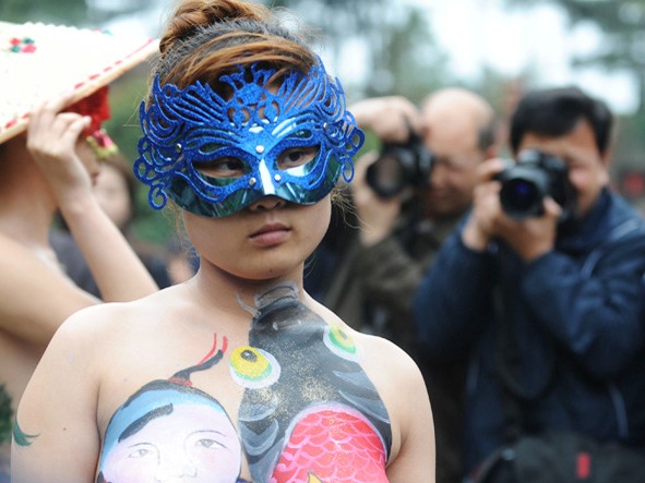 Vượt qua ngại ngùng, nữ sinh trình diễn body painting Vượt qua ngại ngùng, nữ sinh trình diễn body painting