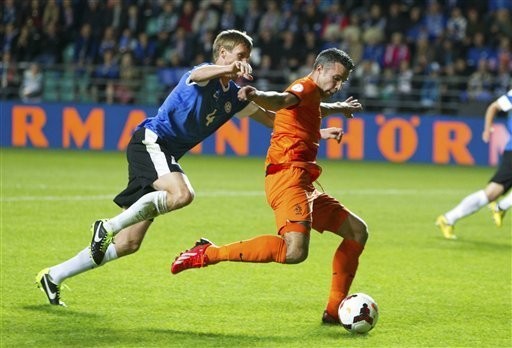 Van Persie cứu Hà Lan thoát khỏi thất bại bẽ bàng Van Persie cứu Hà Lan thoát khỏi thất bại bẽ bàng