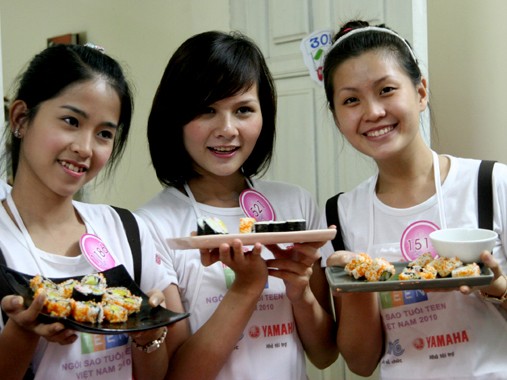 Miss Teen thử tài bếp núc Miss Teen thử tài bếp núc