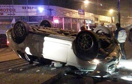 Porsche tan nát khi lật giữa phố Hà Nội Porsche tan nát khi lật giữa phố Hà Nội