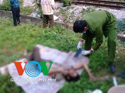 Kinh hoàng phát hiện xác chết cạnh đường tàu Kinh hoàng phát hiện xác chết cạnh đường tàu