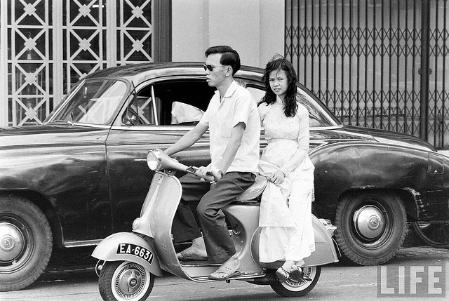 Thiếu nữ Sài Gòn thướt tha áo dài trên vespa Thiếu nữ Sài Gòn thướt tha áo dài trên vespa
