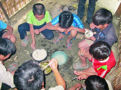 Vào nơi học sinh ăn cơm chan...nước suối Vào nơi học sinh ăn cơm chan...nước suối