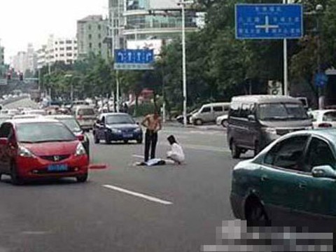 Đôi nam nữ khỏa thân tranh cãi giữa đường Đôi nam nữ khỏa thân tranh cãi giữa đường