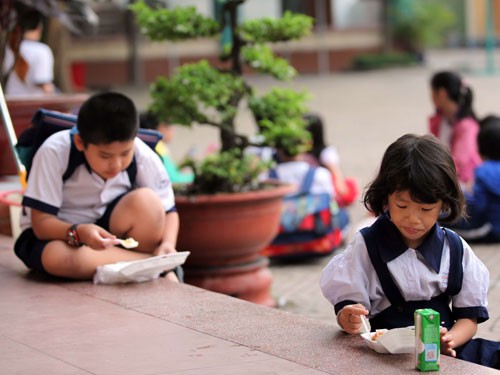 Nhiều học sinh không có bữa cơm gia đình Nhiều học sinh không có bữa cơm gia đình