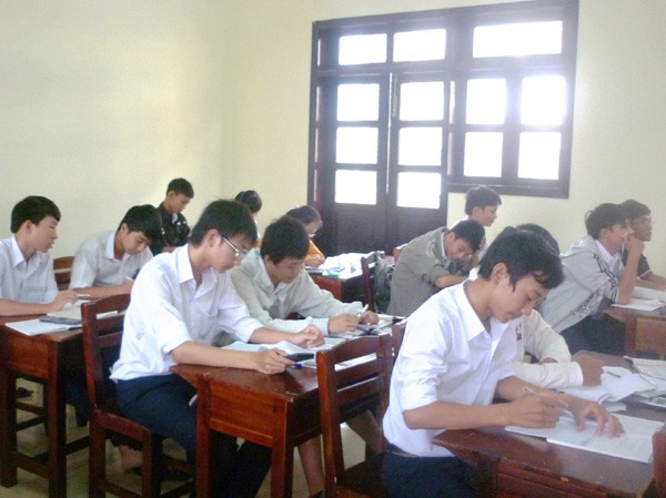 Phụ huynh đòi... cưa bớt chân ghế Phụ huynh đòi... cưa bớt chân ghế