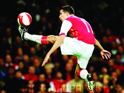 Pháo vật vã áp sát Quỷ Liệu Van Persie có được bay cao?