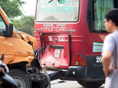 Bắt khách trên đường cao tốc, gây tai nạn Bắt khách trên đường cao tốc, gây tai nạn
