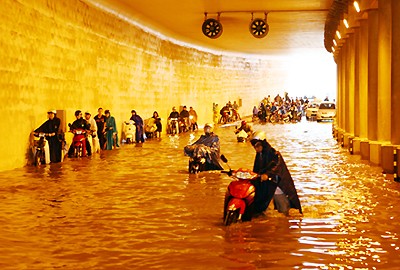 Hầm Kim Liên ngập là do… rác ? Hầm Kim Liên bị ngập trong sáng hôm qua, 13-7