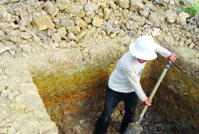 Bài 2: Khủng hoảng nước sinh hoạt Người dân Nghi Xuân đào sâu hơn 1m ở chân ruộng, vẫn không tìm thấy một giọt nước