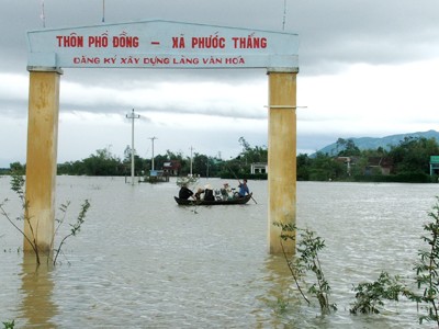 Mưa lớn, nhiều tỉnh đối mặt lũ lần hai Xã Phước Thắng (Tuy Phước, Bình Định) lại bị lũ bao vây. Ảnh: Lê Thực