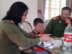 Bố đưa con đi học, bỏ quên tại cây xăng Bố đưa con đi học, bỏ quên tại cây xăng