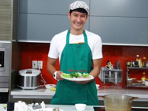 Huy Khánh, Đức Tuấn lếch thếch đi chợ nấu ăn Huy Khánh, Đức Tuấn lếch thếch đi chợ nấu ăn