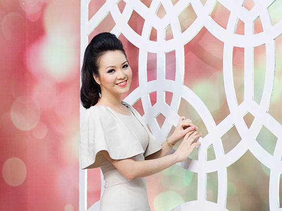 Thụy Vân khoe đường cong mặn mà của 'gái một con' Thụy Vân khoe đường cong mặn mà của 'gái một con'