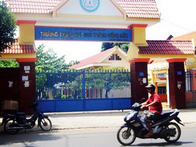 Thu tiền học sinh... xây sân tennis Thu tiền học sinh... xây sân tennis