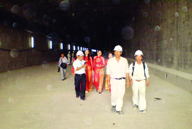 Bê tông nắp không đạt chất lượng? Bên trong hầm dìm Thủ Thiêm, các đốt hầm bị thấm nước ngay sau khi được lắp đặt dưới đáy sông Sài Gòn. Ảnh: Huy Thịnh