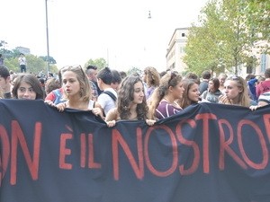 Sinh viên Italy biểu tình vì cắt giảm ngân sách Biểu tình của sinh viên Italy. (Ảnh: Phạm Thị Thành/Vietnam+)