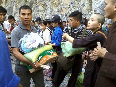 Sát cánh với dân trong hoạn nạn Sát cánh với dân trong hoạn nạn