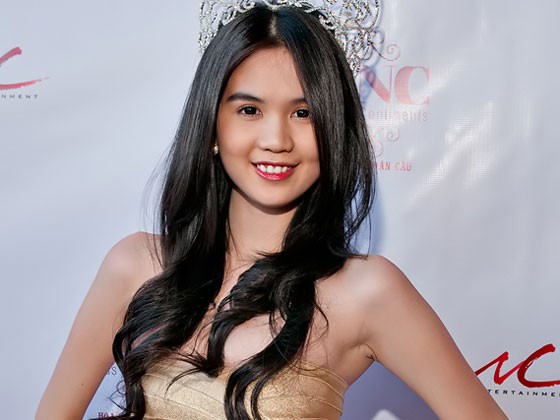 Ngọc Trinh gợi cảm trong dạ tiệc chúc mừng Ngọc Trinh gợi cảm trong dạ tiệc chúc mừng